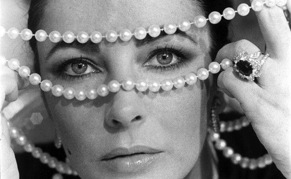 Liz Taylor with pearls
